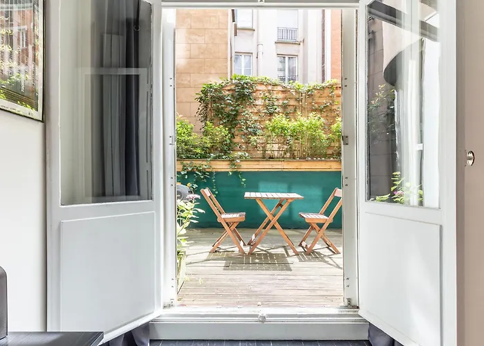 Sur Les Quais De Seine * Paris