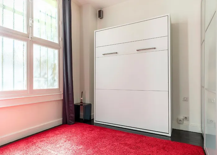 Sur Les Quais De Seine Paris